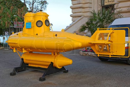 Téléchargez les photos : Monaco City, Monaco - 18 janvier 2012 : Anorep sous-marin jaune Motomarine de l'explorateur Jacques Cousteau devant le bâtiment du Musée océanographique. - en image libre de droit