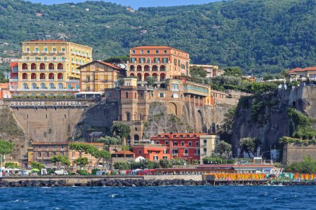 Téléchargez les photos : Sorrente, Italie - 26 juin 2014 : Hôtel Excelsior Vittoria à Cliff and Harbour Port View From Sea Summer Day Travel. - en image libre de droit