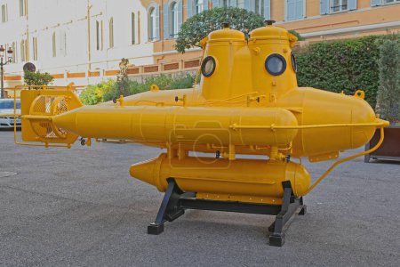 Téléchargez les photos : Monaco City, Monaco - 18 janvier 2012 : Anorep Yellow Submarine Submersible Watercraft of Explorer Jacques Cousteau devant le Musée Océanographique. - en image libre de droit