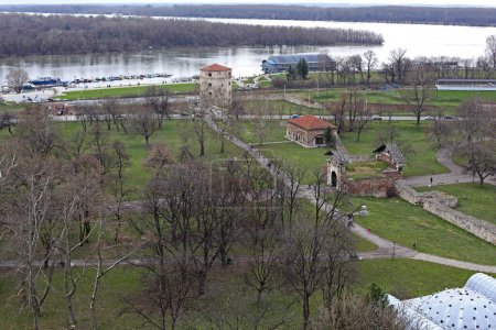 Foto de Belgrado, Serbia - 14 de marzo de 2016: Vista aérea de los ríos Sava y Danubio Baja Kalemegdan Park en Ciudad Capital. - Imagen libre de derechos
