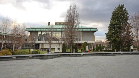 Foto de Belgrado, Serbia - 13 de febrero de 2016: Edificio de la Biblioteca Nacional en Vracar, capital de Serbia. - Imagen libre de derechos