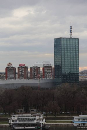 Foto de Belgrado, Serbia - 14 de marzo de 2016: Centro Comercial Skyscraper Tower Usce y Restaurante Pontón Flotante en el Río Sava en Ciudad Capital. - Imagen libre de derechos