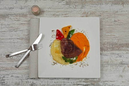 Foto de Carne de res con puré de patatas y zanahorias de mesa - Imagen libre de derechos