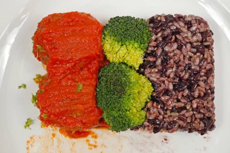 Foto de Brócoli de arroz negro con salsa de tomate Almuerzo vegano saludable - Imagen libre de derechos
