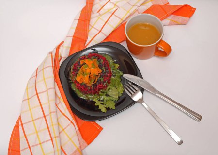 Foto de Ensalada saludable de zanahorias de remolacha Arugula Desayuno servido con jugo de naranja en taza - Imagen libre de derechos