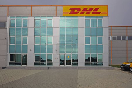 Foto de Simanovci, Serbia - 15 de octubre de 2015: Dhl Transport Company Business Office and Distribution Warehouse Building. - Imagen libre de derechos