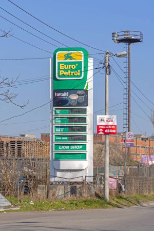 Foto de Belgrado, Serbia - 17 de febrero de 2024: Signo de tótem digital sin precios en la gasolinera Euro en la zona industrial. - Imagen libre de derechos