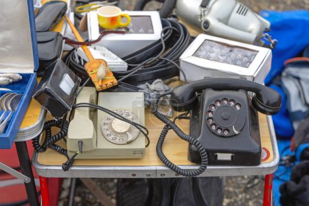 Foto de Obsolete Teléfonos fijos en venta en Flea Market - Imagen libre de derechos
