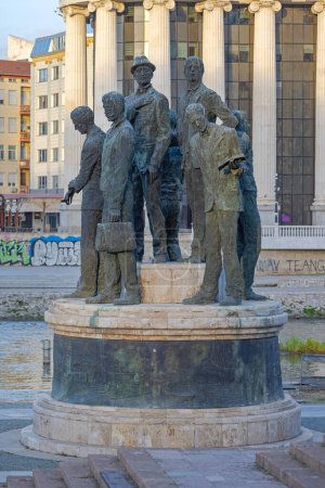 Foto de Skopje, Macedonia del Norte - 23 de octubre de 2023: Atentadores del Monumento a Solun y Gemidzhii en el río Vardar en Ciudad Capital. - Imagen libre de derechos