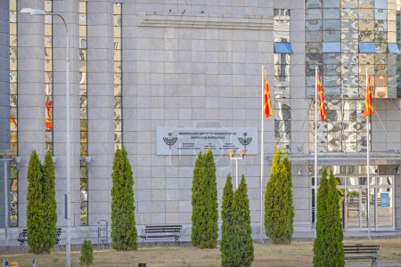Foto de Skopje, Macedonia del Norte - 23 de octubre de 2023: Edificio del Museo del Centro Conmemorativo del Holocausto para Judíos de Macedonia en Skopje. - Imagen libre de derechos