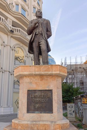 Foto de Skopje, Macedonia del Norte - 23 de octubre de 2023: Estatua de Dimitrija Chupovski Monumento en la Plaza de Armas en el centro de la capital. - Imagen libre de derechos
