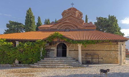 Foto de Ohrid, Macedonia del Norte - 23 de octubre de 2023: Entrada a la Iglesia Ortodoxa Macedonia de la Madre de Dios Peribleptos Historic Building. - Imagen libre de derechos