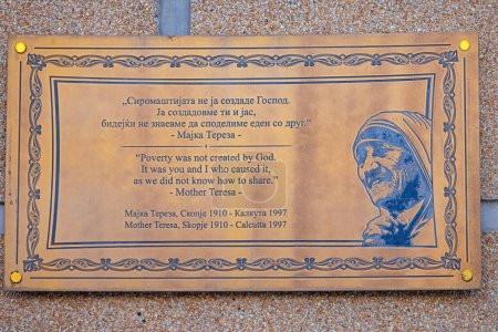 Foto de Skopje, Macedonia del Norte - 23 de octubre de 2023: Placa conmemorativa de bronce en el lugar de nacimiento de la Casa Madre Teresa en el centro de la ciudad capital. - Imagen libre de derechos