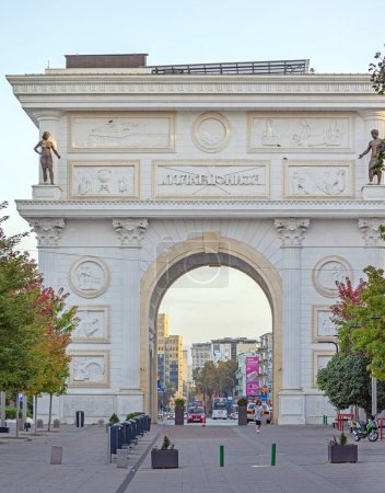 Foto de Skopje, Macedonia del Norte - 23 de octubre de 2023: Monumento a la Puerta del Arco de Triunfo de Mármol Blanco en el Centro de la Ciudad Capital en el Día de Otoño. - Imagen libre de derechos