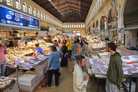 Foto de Atenas, Grecia - 05 de mayo de 2015: Muchos compradores en el interior del mercado de pescado ocupado en la ciudad capital. - Imagen libre de derechos