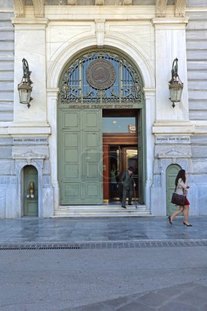 Foto de Atenas, Grecia - 04 de mayo de 2015: Entrada al edificio de la sede del Banco Nacional Griego en el centro de la capital. - Imagen libre de derechos