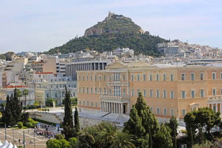 Foto de Atenas, Grecia - 02 de mayo de 2015: multitud de turistas observan una ceremonia de cambio de guardia frente al edificio del Parlamento helénico en el centro de la capital. - Imagen libre de derechos