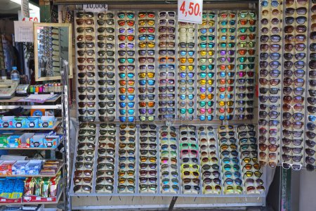 Foto de Atenas, Grecia - 04 de mayo 2015: Muchos gafas de sol modernas Mostrar Kiosco Verano accesorios de moda. - Imagen libre de derechos