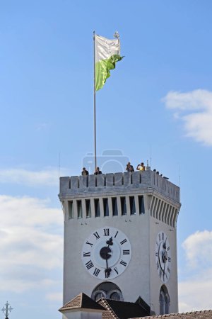 Foto de Liubliana, Eslovenia - 12 de octubre de 2014: Turismo en la Torre del Castillo con Gran Reloj Histórico en la Ciudad Capital. - Imagen libre de derechos