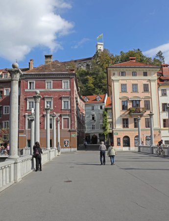 Foto de Liubliana, Eslovenia - 12 de octubre de 2014: Paseo turístico por el puente peatonal de Cobblers en la capital. - Imagen libre de derechos