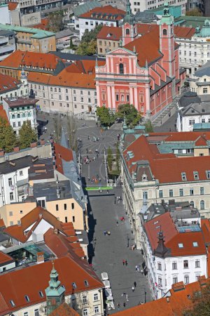 Foto de Liubliana, Eslovenia - 12 de octubre de 2014: Vista aérea de la Iglesia Franciscana de la Anunciación en la Plaza Presern. - Imagen libre de derechos