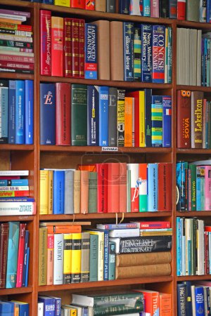 Foto de Liubliana, Eslovenia - 12 de octubre de 2014: Muchos libros coloridos Diccionario multilingüe en librería en la biblioteca. - Imagen libre de derechos
