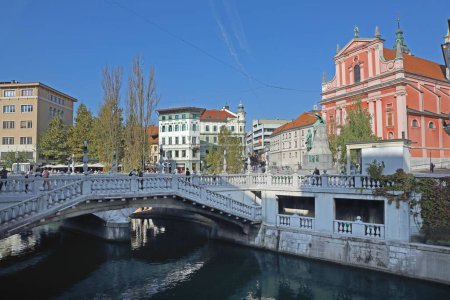 Foto de Liubliana, Eslovenia - 12 de octubre de 2014: Puente triple sobre el río Liubliana Centro de la ciudad capital. - Imagen libre de derechos
