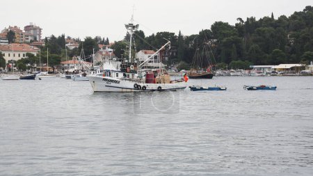 Foto de Rovinj, Croacia - 15 de octubre de 2014: Buque de pesca Mramorka Pula entra en puerto de Istria. - Imagen libre de derechos