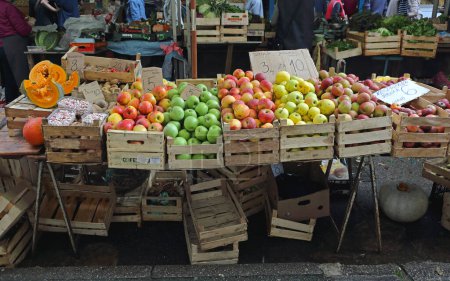 Foto de Rijeka, Croacia - 17 de octubre de 2014: Todos los colores de manzanas orgánicas en cajas de madera en el mercado local. - Imagen libre de derechos