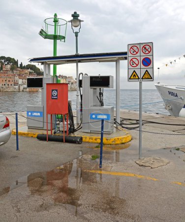 Foto de Rovinj, Croacia - 15 de octubre de 2014: Estación de Combustible Marina para Yates y Barcos en el Puerto Adriático. - Imagen libre de derechos