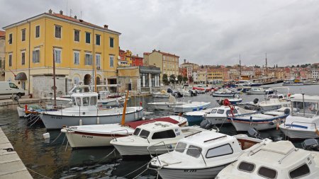 Foto de Rovinj, Croacia - 15 de octubre de 2014: Barcos amarrados en el puerto deportivo del casco antiguo Otoño. - Imagen libre de derechos