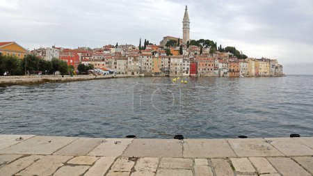 Foto de Rovinj, Croacia - 15 de octubre de 2014: Pintoresca península del casco antiguo en el mar Adriático Istria Travel. - Imagen libre de derechos