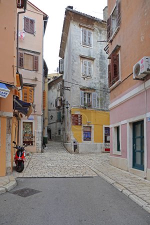 Foto de Rovinj, Croacia - 15 de octubre de 2014: Pequeñas calles estrechas vacías en el casco antiguo en el Día de Otoño Istria Travel. - Imagen libre de derechos