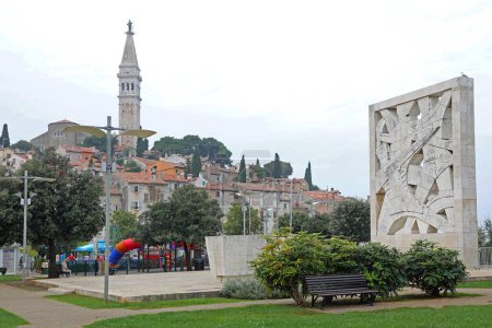 Foto de Rovinj, Croacia - 16 de octubre de 2014: Monumento conmemorativo de guerra para soldados caídos y víctimas del terror fascista en el parque de la ciudad en el Día de Otoño. - Imagen libre de derechos