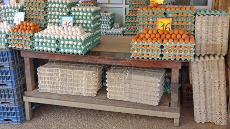 Foto de Gran pila de huevos frescos en venta en el mercado de agricultores en Grecia - Imagen libre de derechos