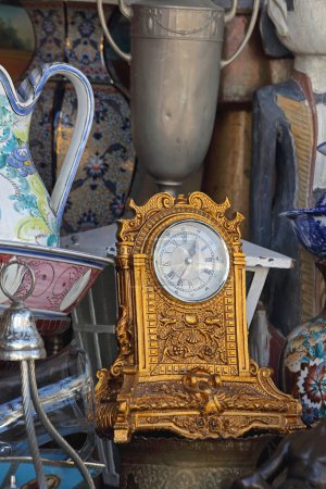 Foto de Reloj de oro de mesa antiguo en el mercado de pulgas - Imagen libre de derechos