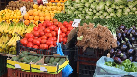 Foto de Hortalizas y frutas en el puesto del mercado de agricultores en Grecia - Imagen libre de derechos