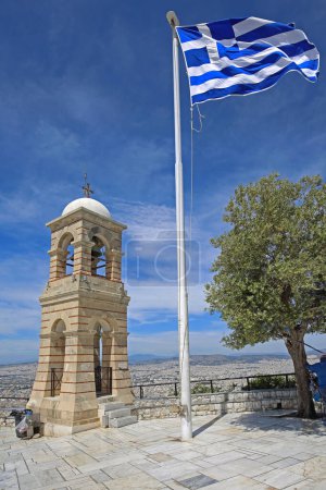 Glockenturm griechische Flagge und Olivenbaum auf dem Gipfel des Lycabettos Athens Travel