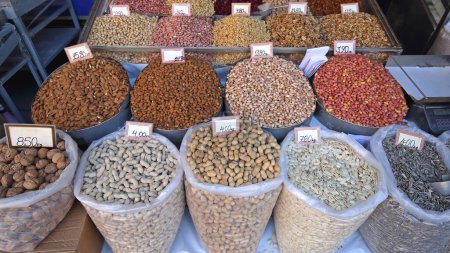 Foto de Varios frutos secos y semillas en bolsas a granel en el mercado de agricultores - Imagen libre de derechos