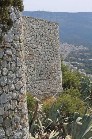Foto de Protección de pared de soporte de piedra blanca áspera en Grecia - Imagen libre de derechos