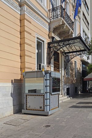 Téléchargez les photos : Cabine de garde de sécurité Bâtiment du gouvernement Protection blindée Sécurité en Grèce - en image libre de droit