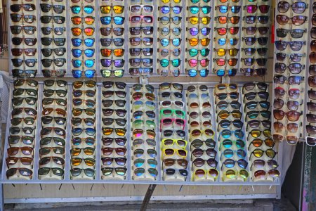 Foto de Muchas gafas de sol modernas con protección UV Display Shop Kiosco Accesorios de moda de verano - Imagen libre de derechos