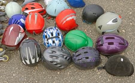 Foto de Cascos de esquí usados Protección de la cabeza Equipo de protección de bicicletas en el mercado de pulgas - Imagen libre de derechos