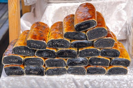 Foto de Montones de pasteles de semillas de amapola negra en Farmers Market - Imagen libre de derechos