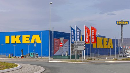 Foto de Belgrado, Serbia - 10 de febrero de 2024: Banderas de colores frente a la tienda de muebles escandinava de Ikea. - Imagen libre de derechos