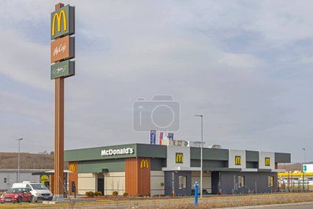 Foto de Belgrado, Serbia - 10 de febrero de 2024: Fast Food Restaurant McDonalds With Mc Drive at Ava Shopping Park Highway. - Imagen libre de derechos