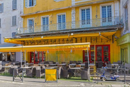 Foto de Arles, Francia - 29 de enero de 2016: Famosa cafetería amarilla Le Café La Nuit Vincent Van Gogh en la Place du Forum en el casco antiguo. - Imagen libre de derechos