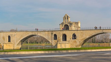 Foto de Aviñón, Francia - 30 de enero de 2016: Capilla medieval de San Nicolás en el histórico puente Benezet sobre el río Ródano Día de Invierno. - Imagen libre de derechos