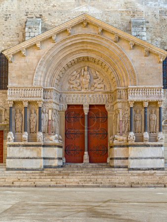 Foto de Arles, Francia - 29 de enero de 2016: Entrada al edificio de la Iglesia Católica Romana Eglise Sainte Anne en la Plaza de la República. - Imagen libre de derechos