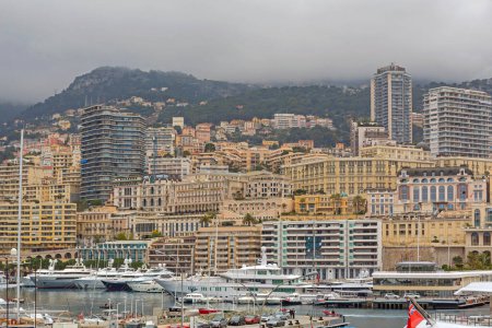 Foto de Mónaco - 2 de febrero de 2016: Yates amarrados en Port Hércules Vista del paisaje urbano. - Imagen libre de derechos